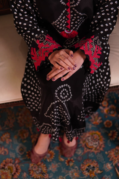 Elegant Black Silk Chunri Set with Handcrafted Appliqué Details