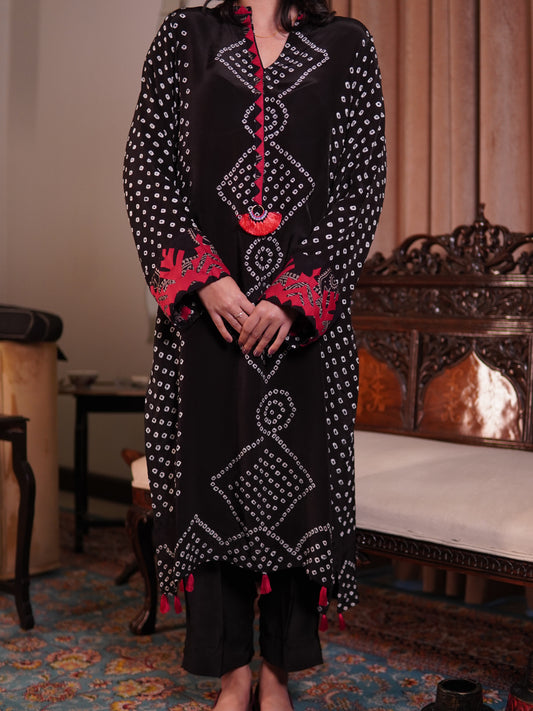 Elegant Black Silk Chunri Set with Handcrafted Appliqué Details