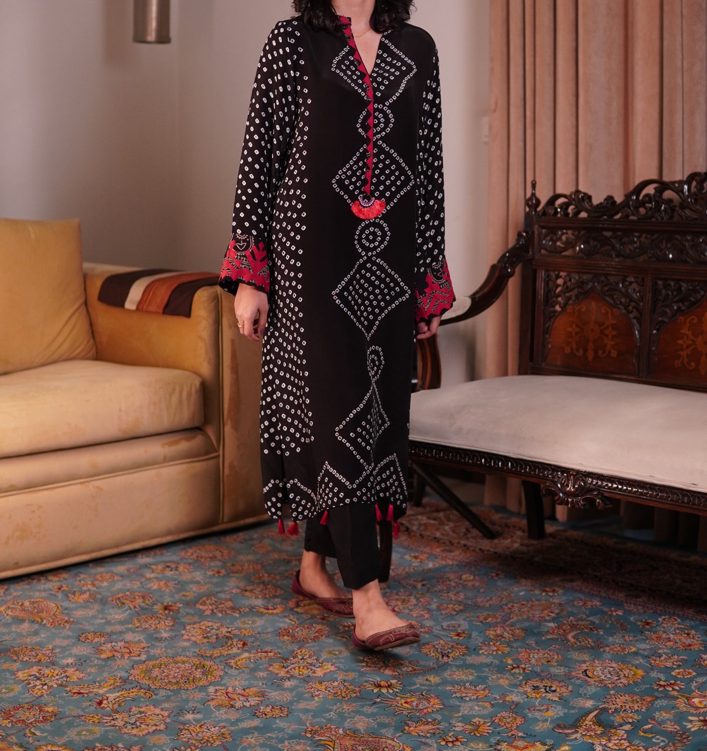 Elegant Black Silk Chunri Set with Handcrafted Appliqué Details