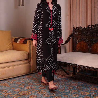 Elegant Black Silk Chunri Set with Handcrafted Appliqué Details
