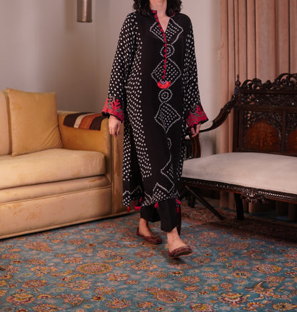 Elegant Black Silk Chunri Set with Handcrafted Appliqué Details