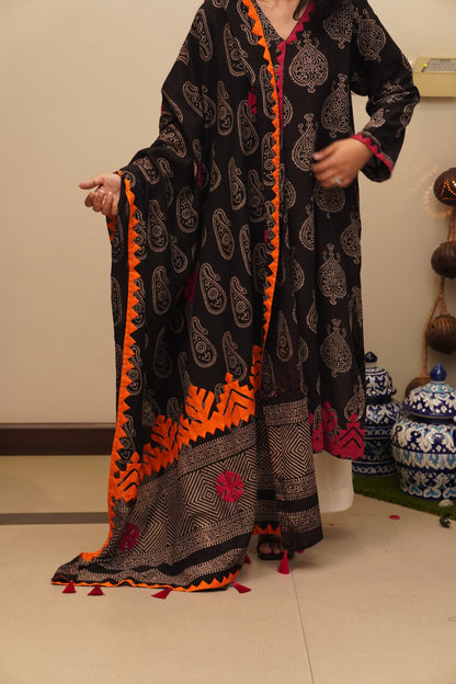 Heritage Glow – Magenta & Orange Ajrak Duppatta
