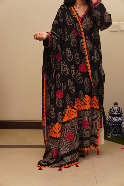 Heritage Glow – Magenta & Orange Ajrak Duppatta