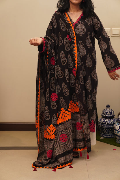 Heritage Glow – Magenta & Orange Ajrak Duppatta