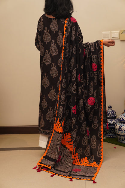 Heritage Glow – Magenta & Orange Ajrak Duppatta