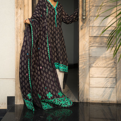 Teal Whisper – Black & Teal Appliqué Duppatta