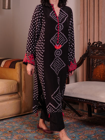 Elegant Black Silk Chunri Set with Handcrafted Appliqué Details